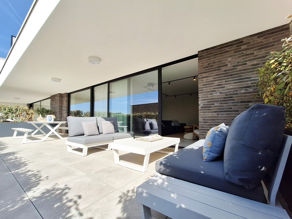 8_6- STRAND 2_terras vanaf tuinset naar kamer picknicktafel.jpg